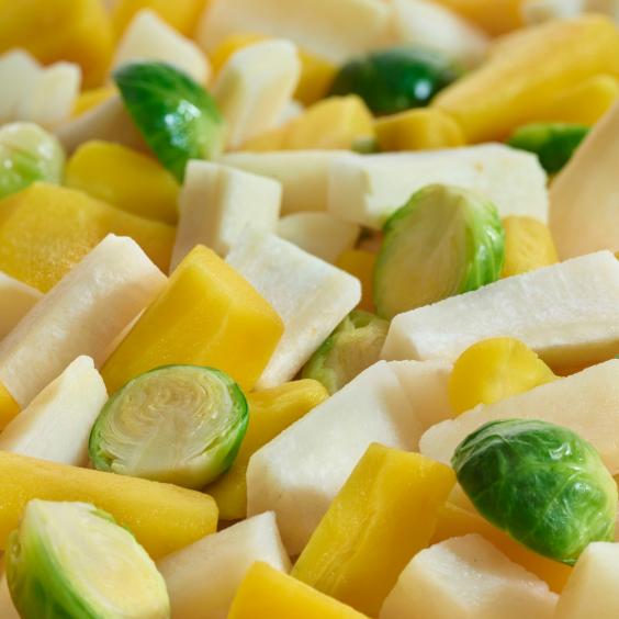 Home-Made Style Gelbe Karotten Petersilienwurzeln halbierter Rosenkohl