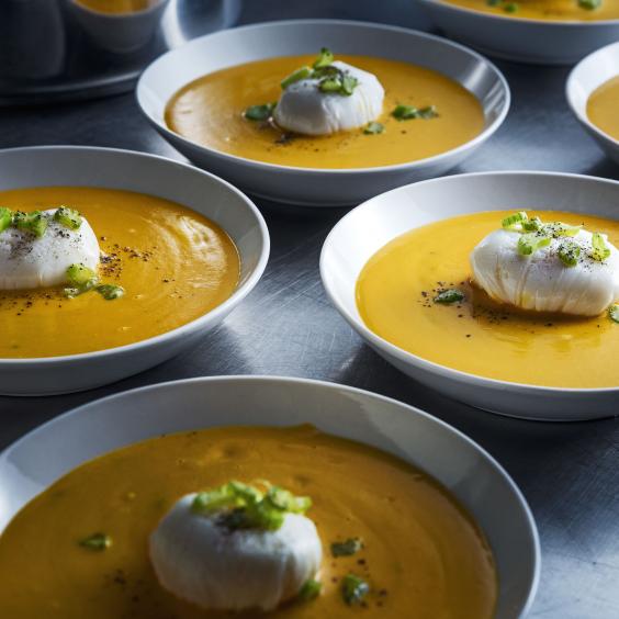 Feine Kürbissuppe mit pochiertem Ei